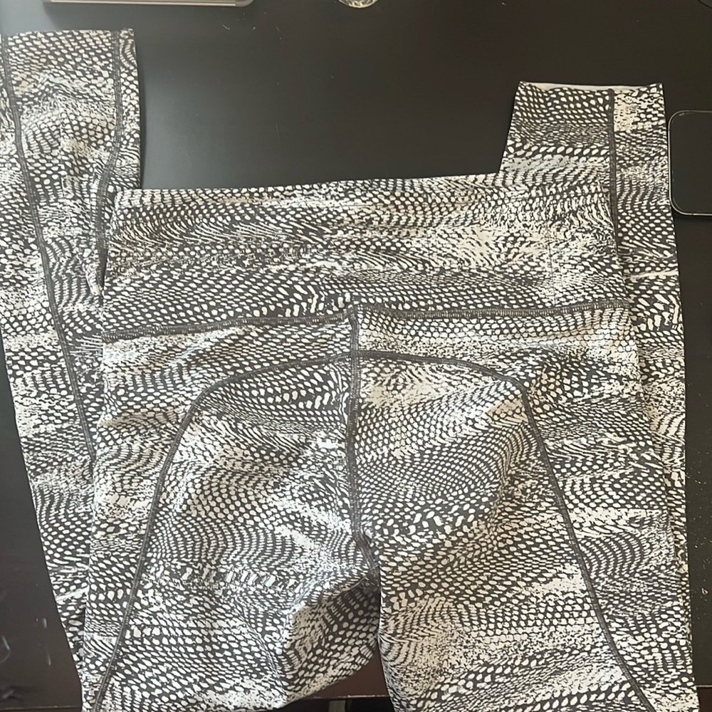 Nulux Lululemon printed leggings. Size 8. Super light and comfortable.